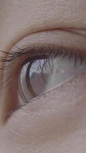 女人眼睛瞳孔特写视频的预览图