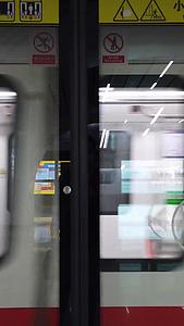 城市立体交通地铁进站的列车视频的预览图
