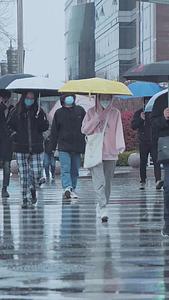 实拍雨天的人群过马路脚步视频的预览图