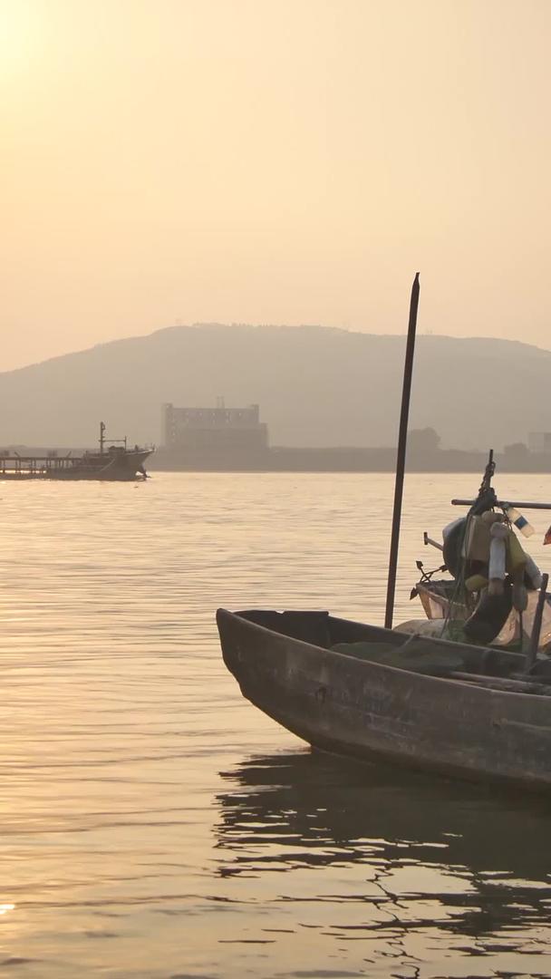 夕阳下江边鱼船实拍视频的预览图