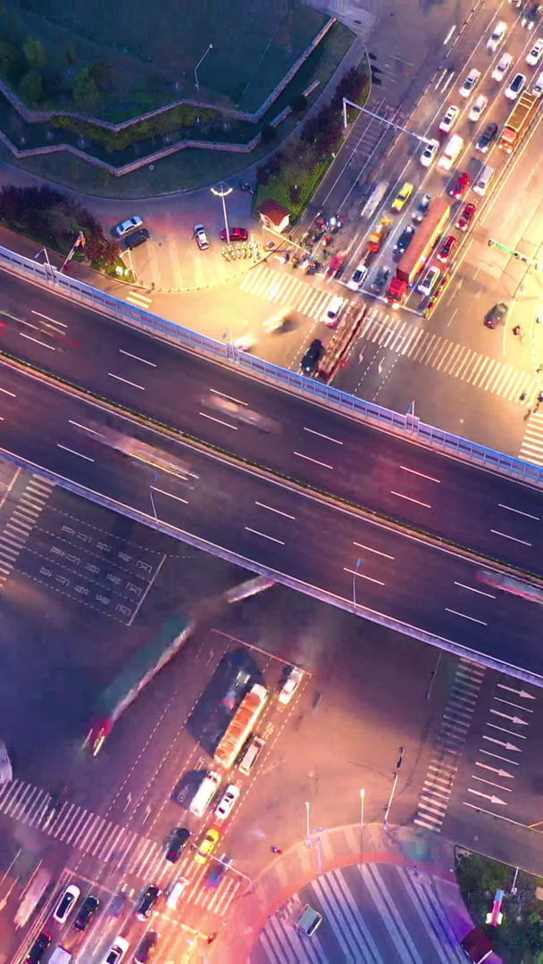 城市大型十字路口交通延时视频的预览图
