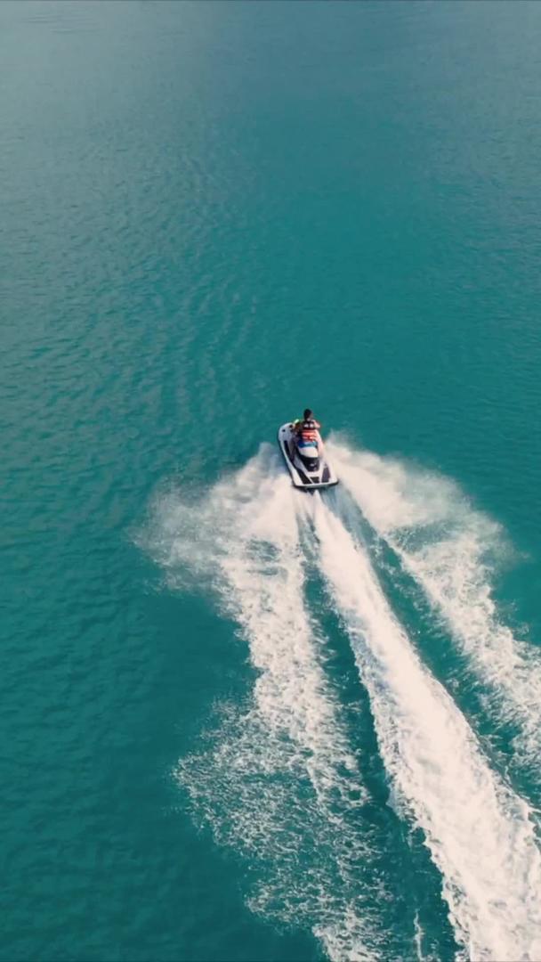 海上驾驶摩托艇视频的预览图