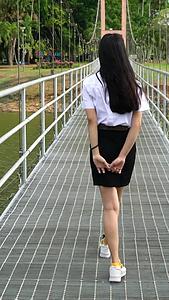 泰国少女桥梁上行走奔跑视频合集视频的预览图