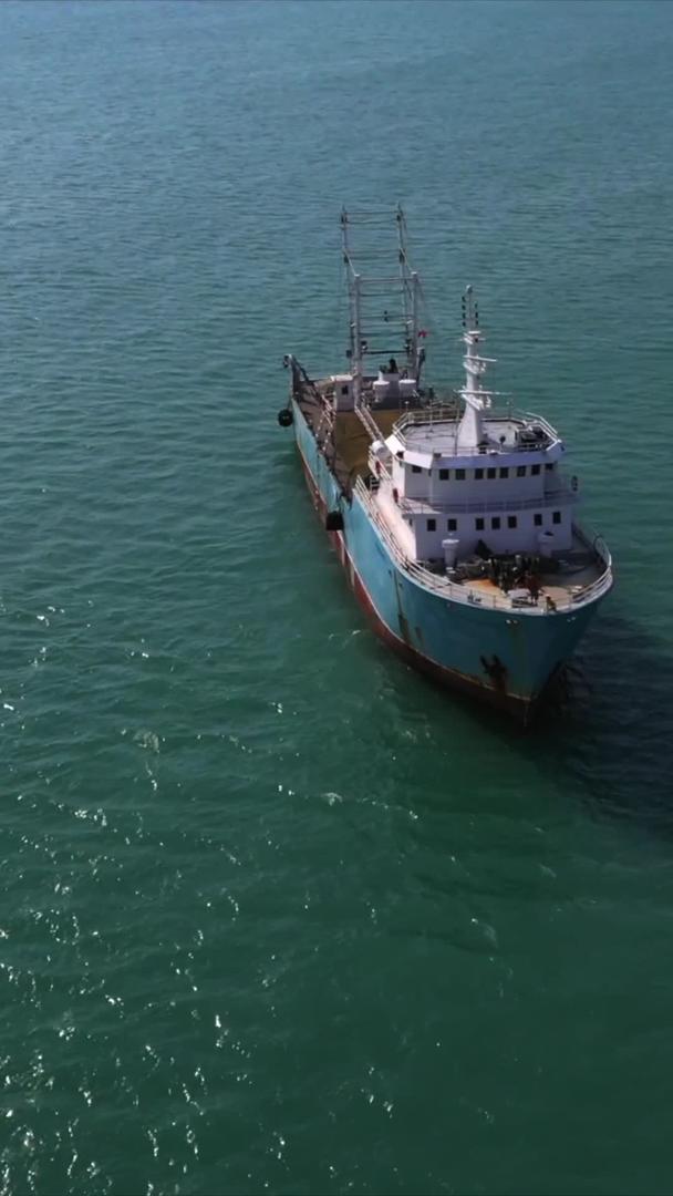 停在海中的一艘轮船视频的预览图