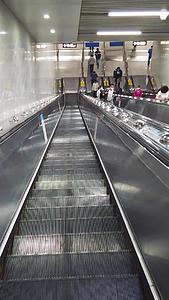 城市地铁轨道交通下行楼梯通道素材视频的预览图