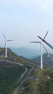 航拍工业清洁能源山顶风车发电机自然环保素材视频的预览图