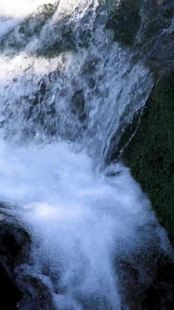 拍摄流动的瀑布合集视频的预览图