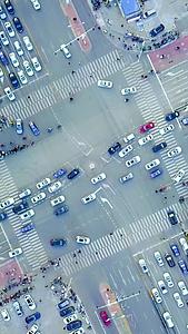 俯拍城市十字路口斑马线视频的预览图