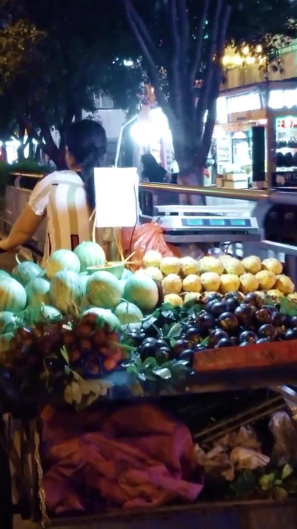 三轮车水果摊视频的预览图
