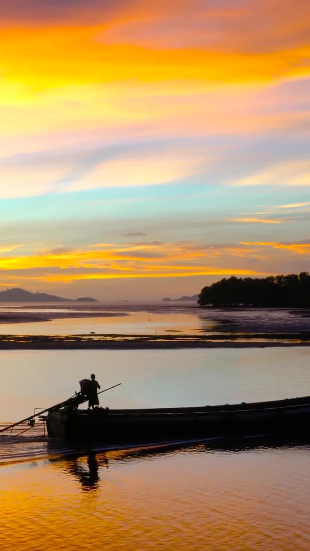 夕阳黄昏下行驶的渔船实拍视频的预览图