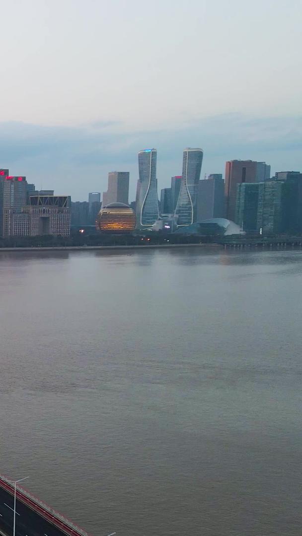 航拍刷锅车流大气杭州钱江三桥视频的预览图