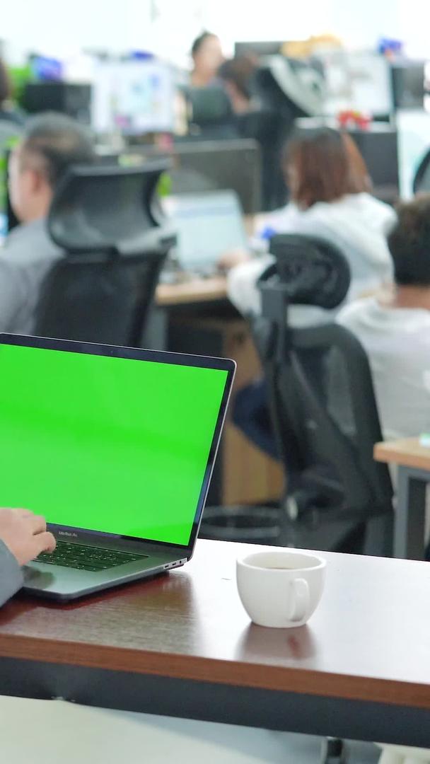 商务办公男性边喝咖啡边使用绿屏电脑视频的预览图