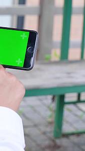 男生横屏使用绿幕手机视频的预览图