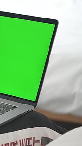 男生使用绿幕电脑打字视频的预览图