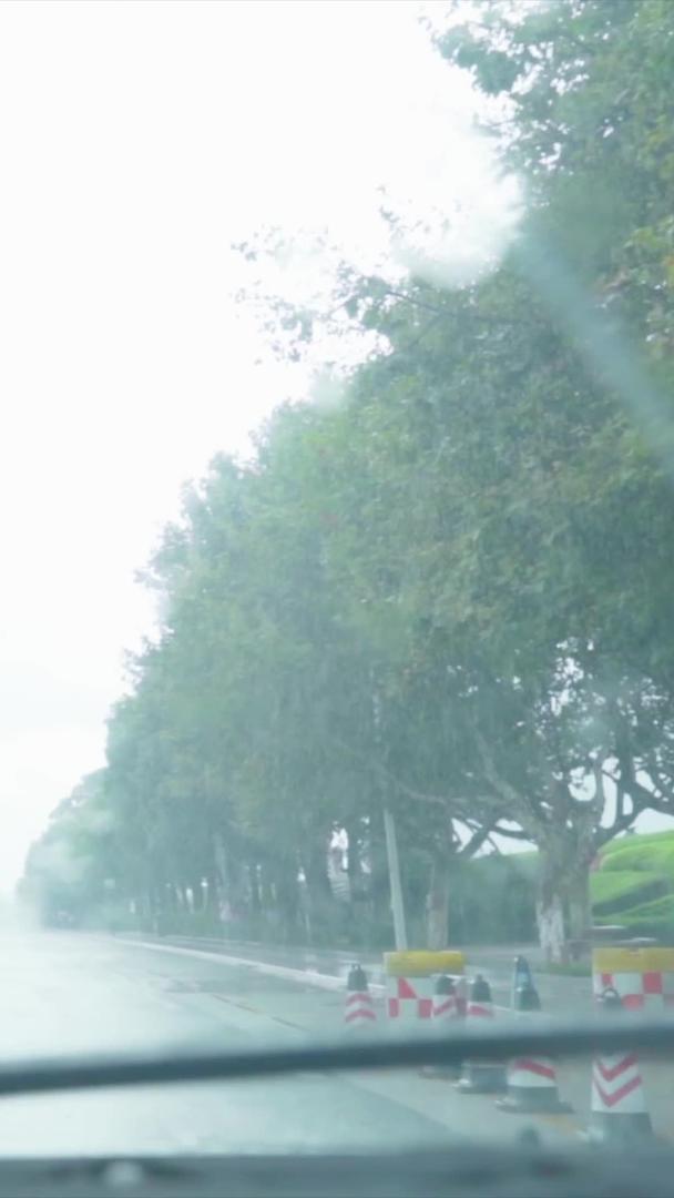 下雨天行车升格拍摄视频的预览图
