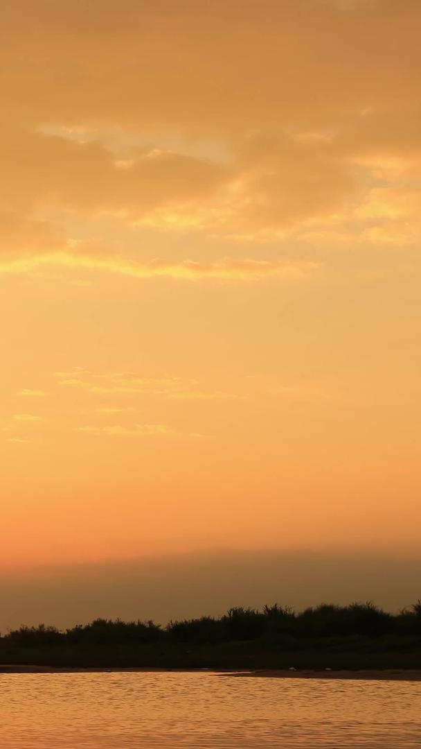 太阳下山金光璀璨的云彩视频的预览图