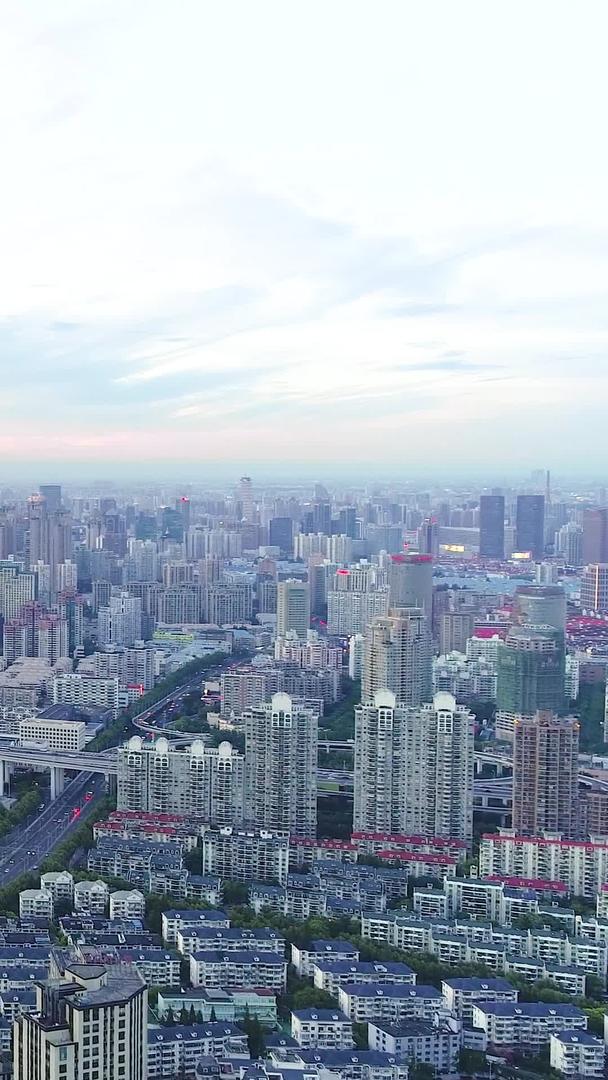 上海黄昏城市风光日景航拍视频的预览图