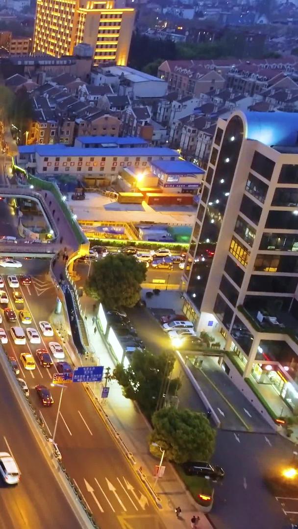 上海城市高架车流夜景航拍视频的预览图