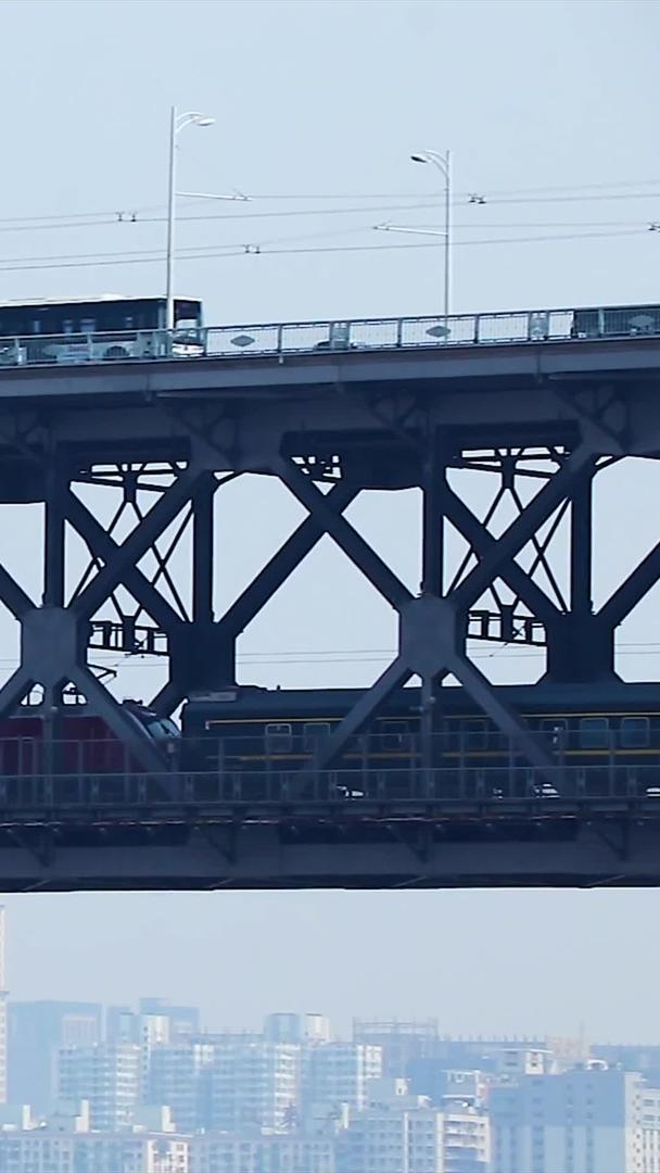实拍长江大桥交通视频的预览图