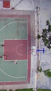 垂直航拍学生打篮球视频的预览图