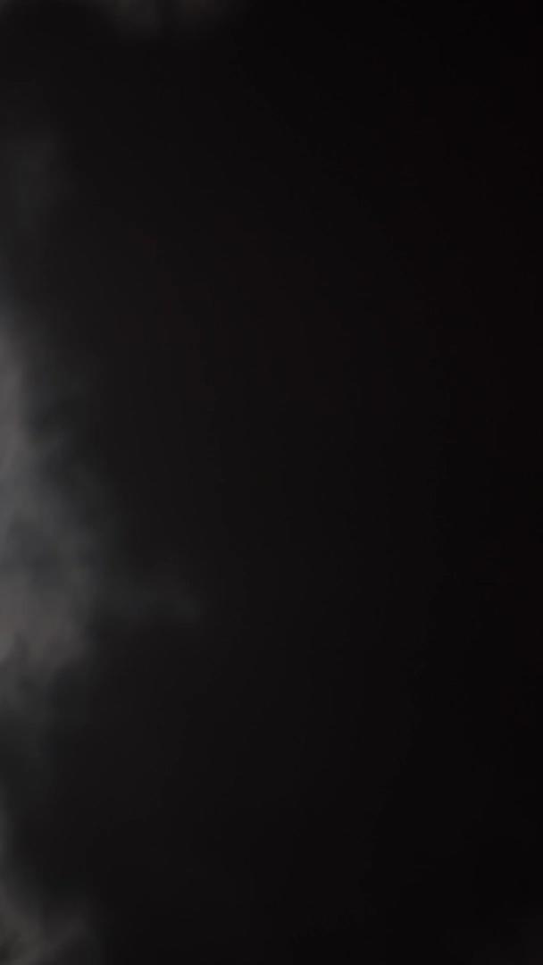 实拍月亮在云里穿梭视频的预览图