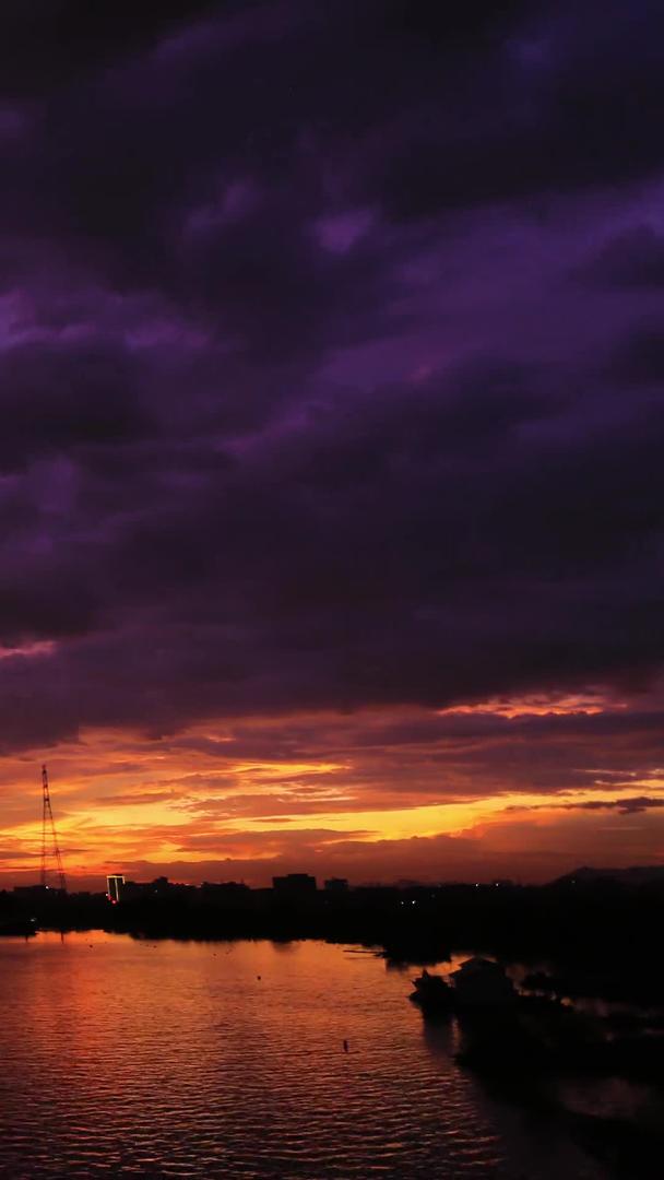 恶劣天气来临前的夕阳和紫红云朵视频的预览图