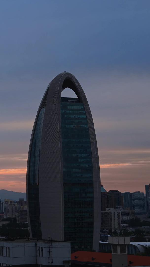 北京人民日报大楼与CBD城市的红霞视频的预览图