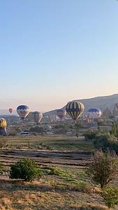 航拍土耳其卡帕多细亚热气球视频的预览图