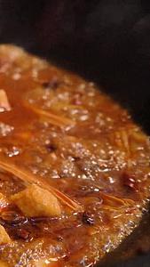 地锅铁锅炖牛肉视频的预览图