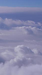 航空靠窗外美丽仙境的白云视频的预览图