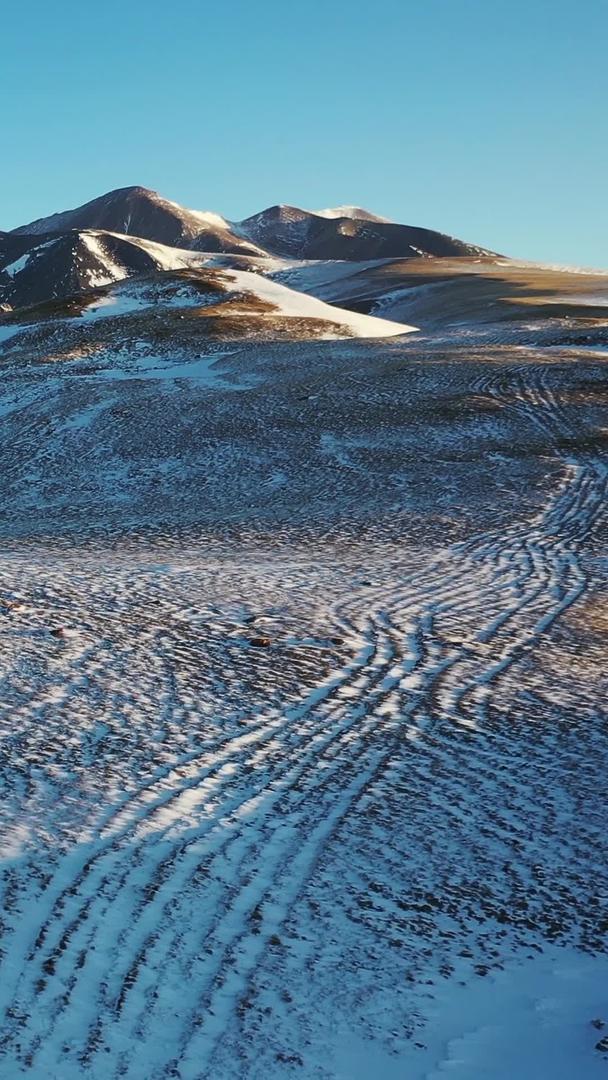 冬季雪山公路航拍素材视频的预览图