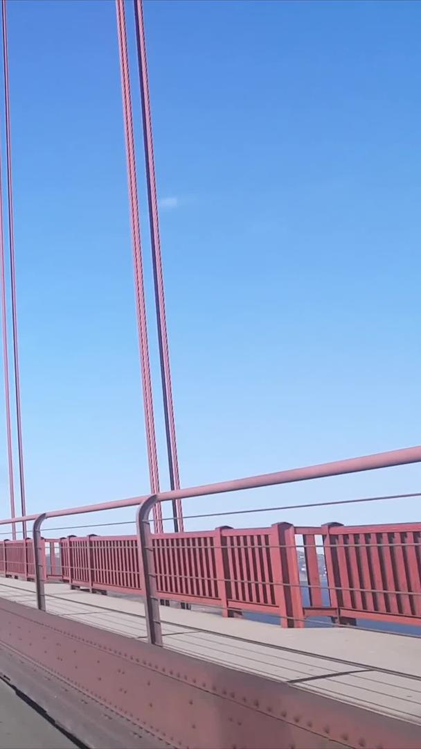 汽车过美国金门大桥驾车视角视频的预览图