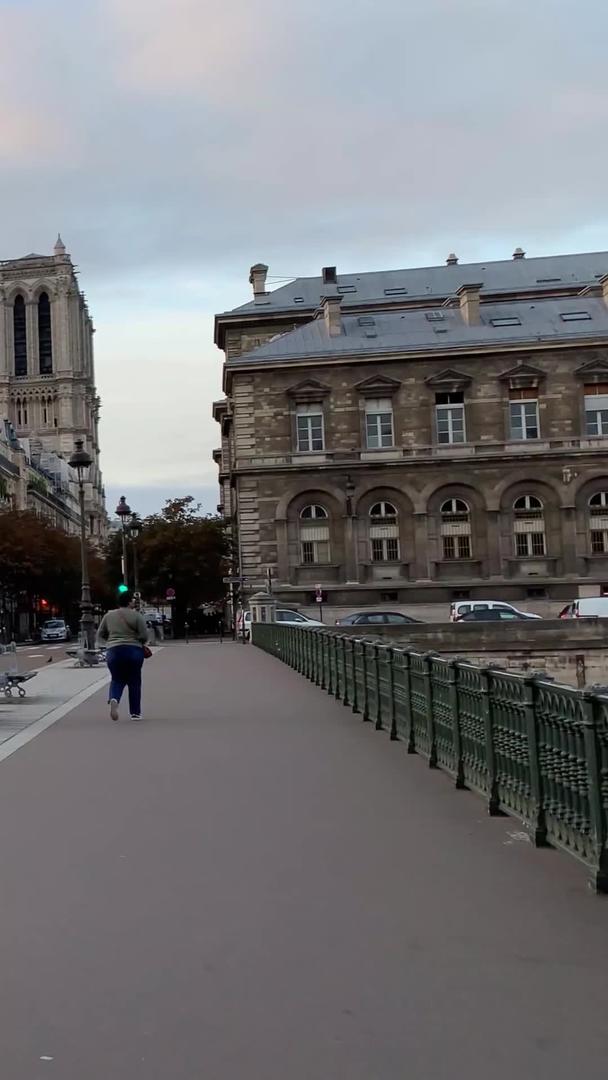 法国巴黎清晨城市街道街景实拍视频视频的预览图