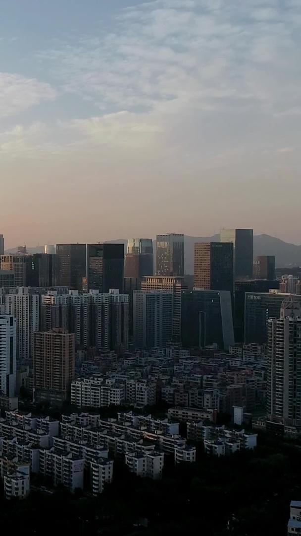 深圳福田区夕阳下的中心城市航拍视频的预览图