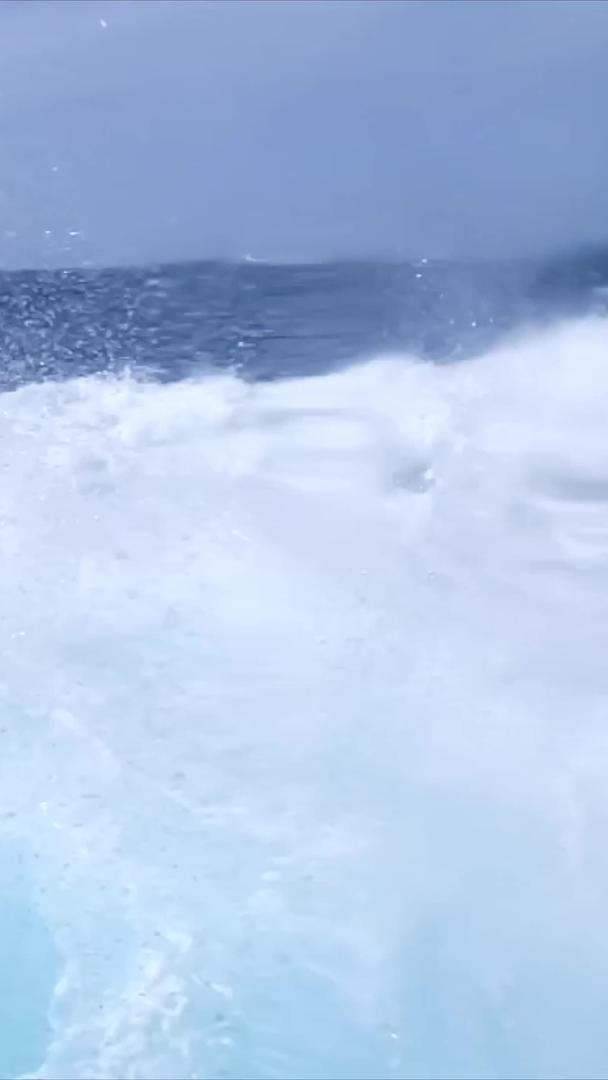 南极洲科考船外的惊涛骇浪视频的预览图