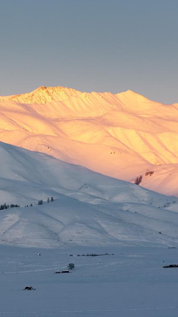 延时新疆冬季雪山日落日出金山视频的预览图