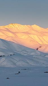延时新疆冬季雪山日落日出金山视频的预览图