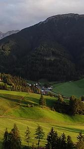 无人机航拍夕阳照耀下的阿尔卑斯山谷视频的预览图