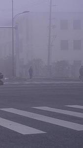 雾霾天气交通行人电动车视频的预览图