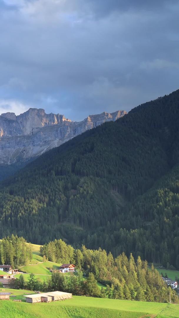 日落下的阿尔卑斯山区著名的富纳斯山谷延时视频视频的预览图