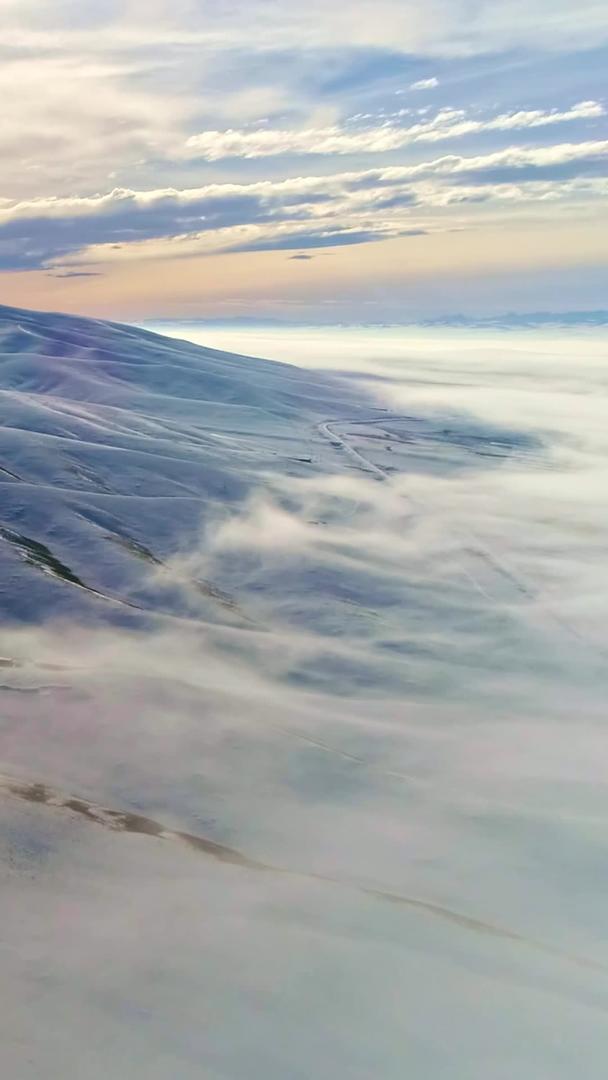 穿云航拍天山山脉视频的预览图