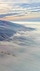 穿云航拍天山山脉视频的预览图