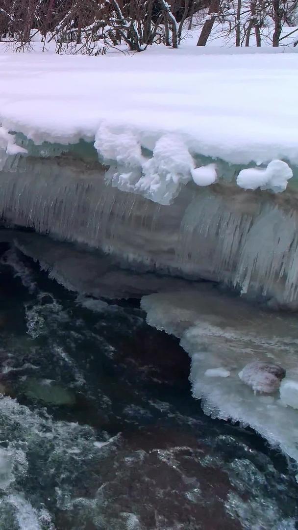 冰雪消融潺潺水流视频的预览图