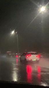 大雨中的行车视角视频的预览图
