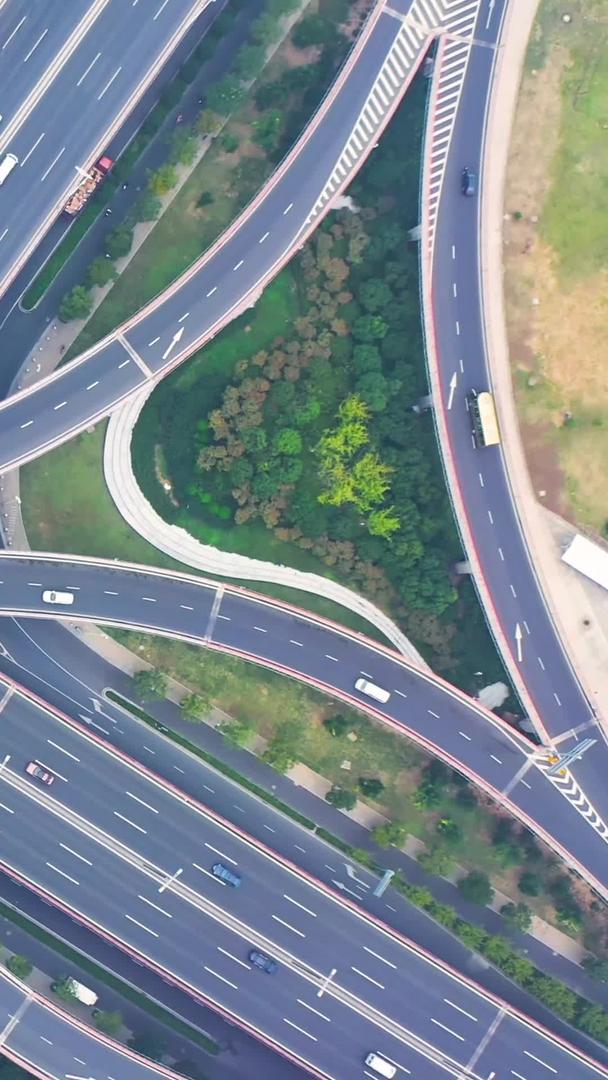航拍大型交通枢纽高架视频的预览图