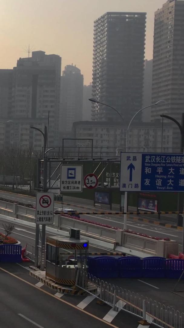 新型冠状肺炎封城交通管制的长江隧道入口视频的预览图