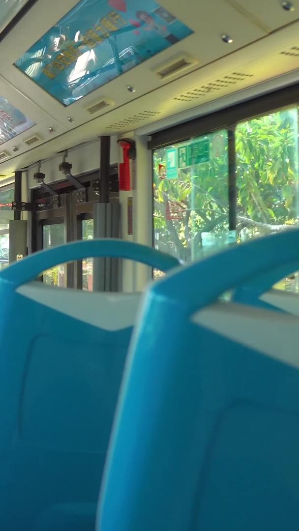 行驶中空的公交车合集视频的预览图