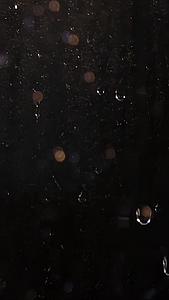 夜晚窗外雨滴视频的预览图