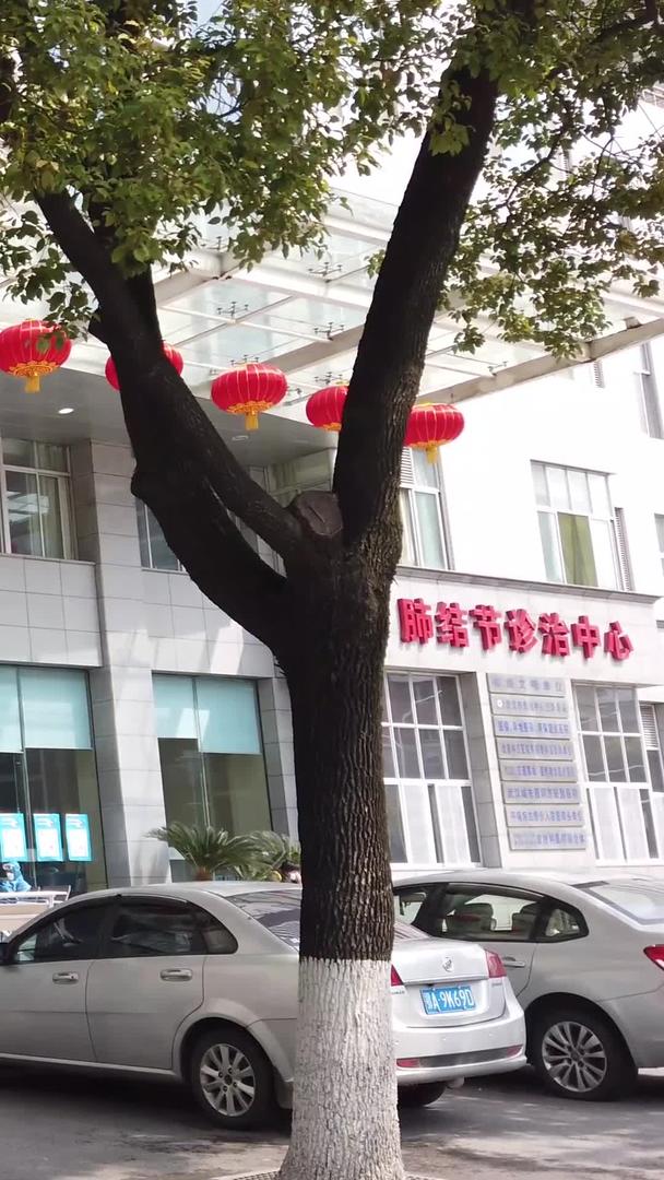 武汉新冠肺炎疫情医院入口穿防护服的人视频的预览图