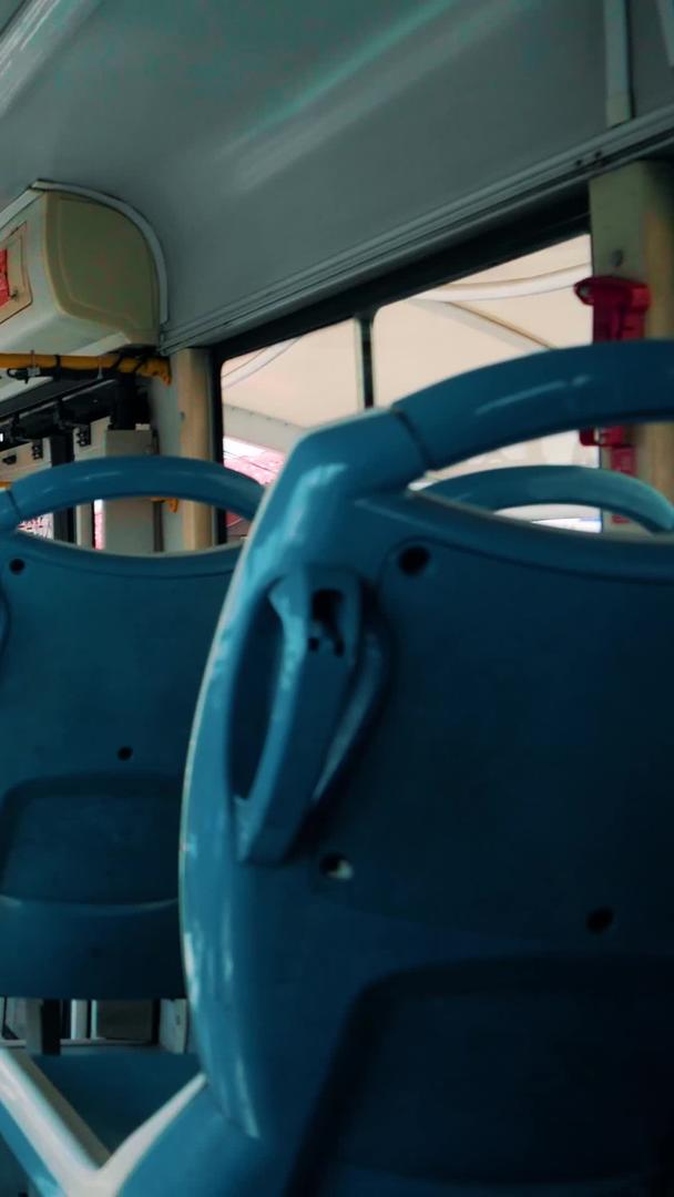 实拍公交车升格空镜头视频的预览图